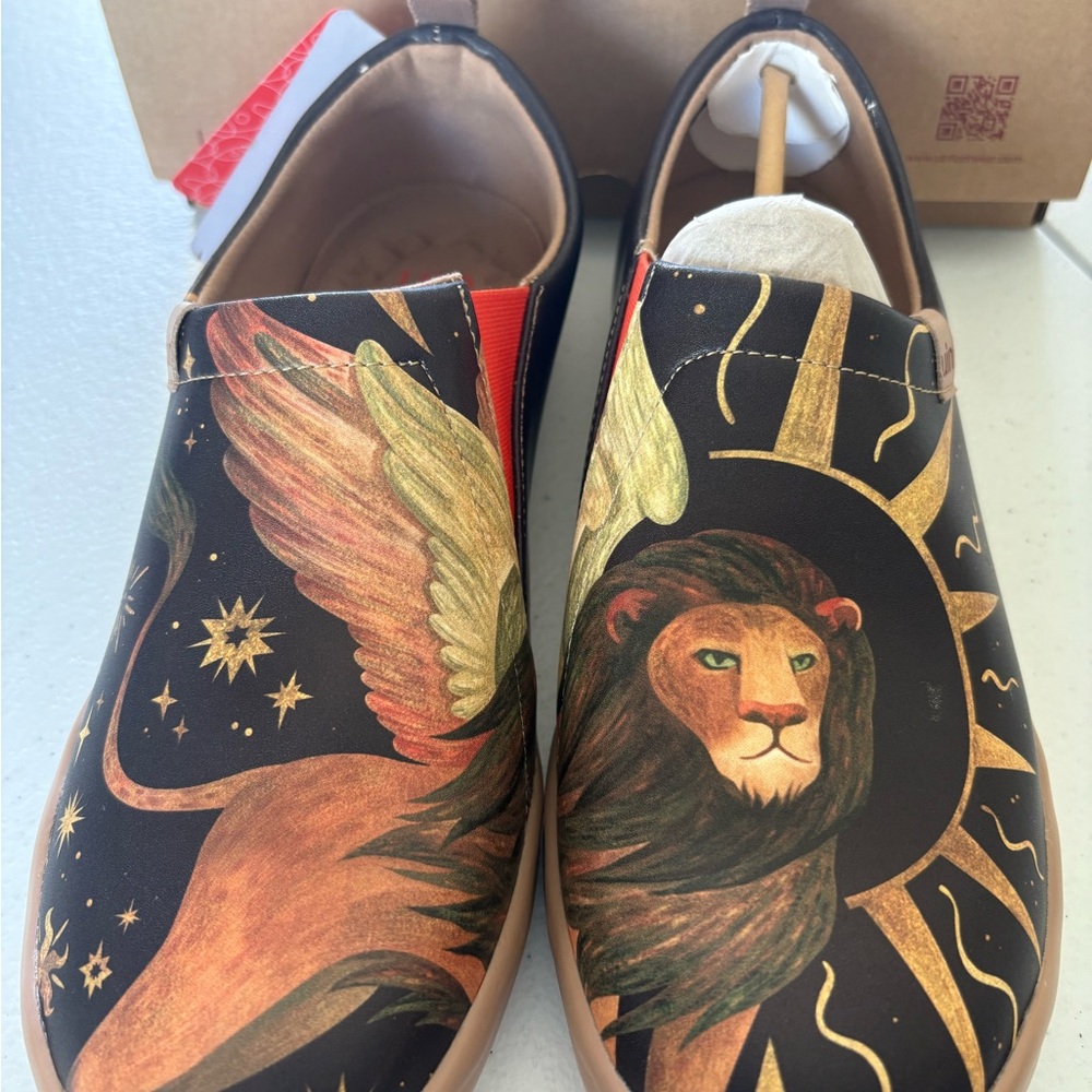 UIN Leo - Artistic Slip On Walking/Travel Shoes with Lion Design